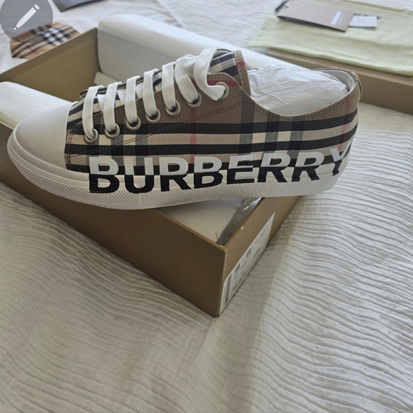 Burberry sneakers - Picture 1 of 2